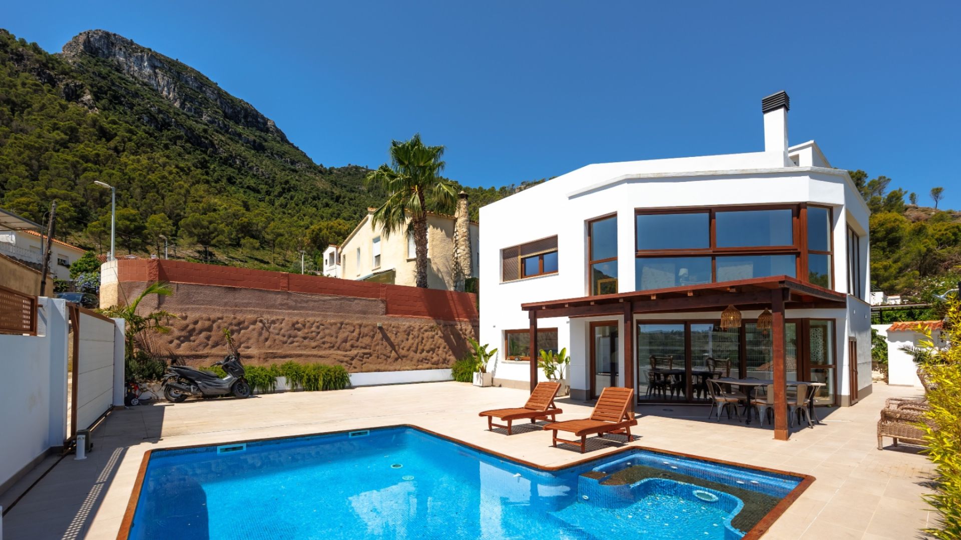 House - garden- poolside 