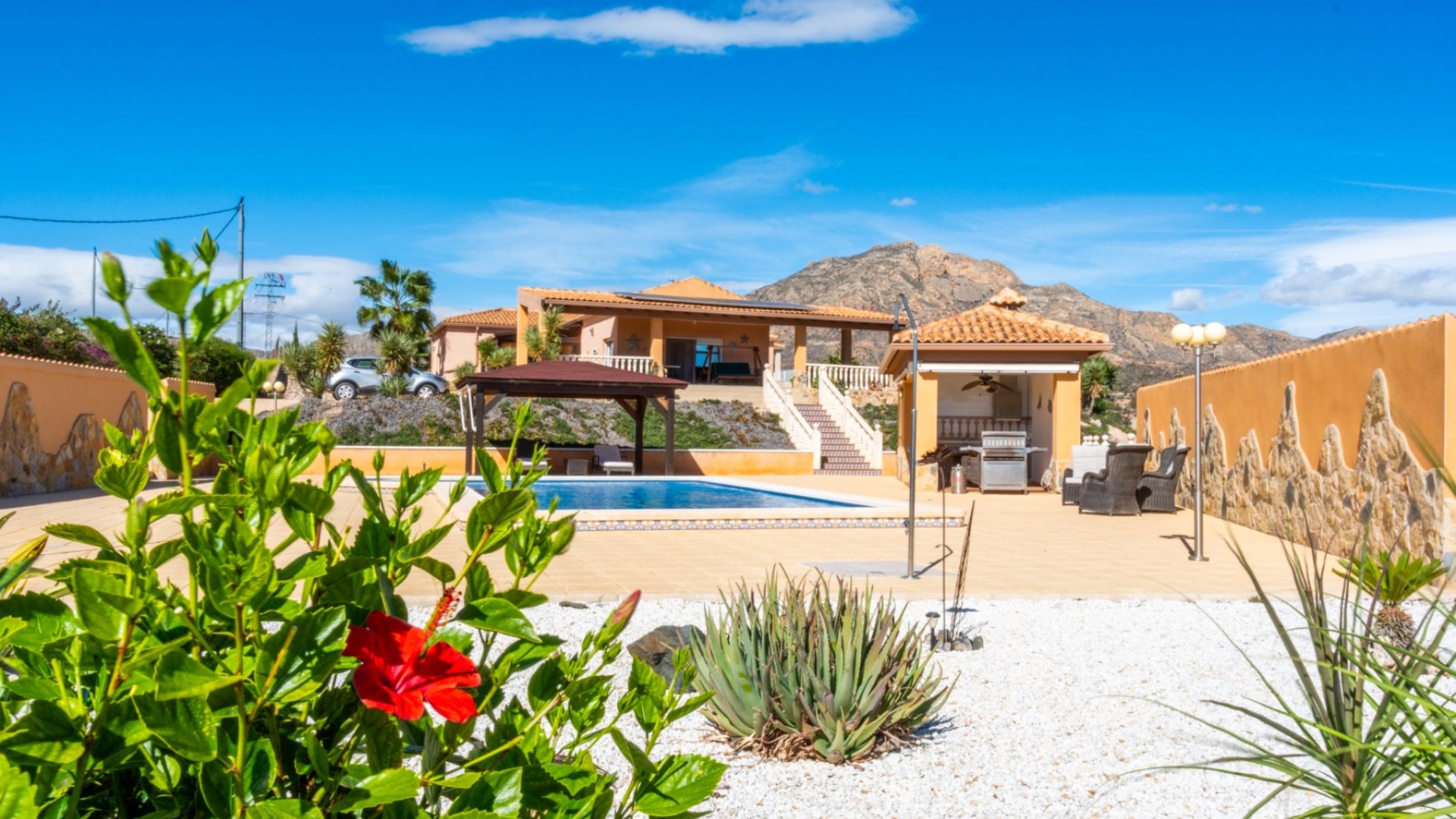 Tuin met zicht op zwembad